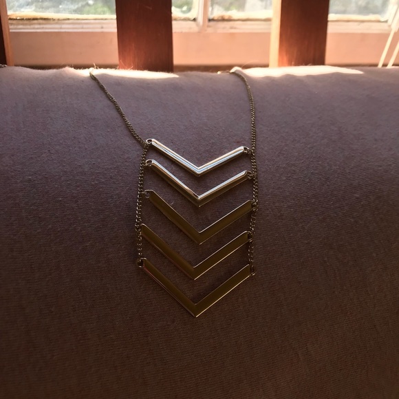 Assorted Jewelry (necklaces, bracelets, earrings) - Picture 4 of 6